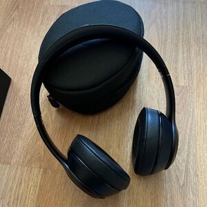 Beats Solo 3 black | Like new condition | with box and travel case